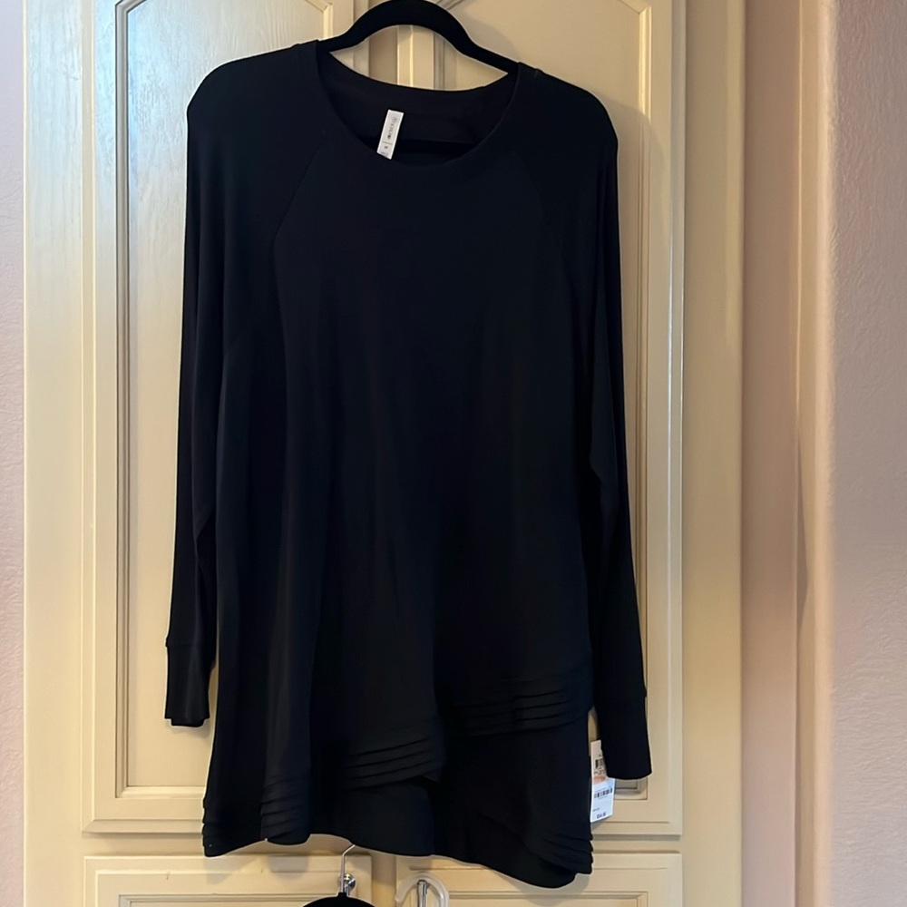 New with tags 2x Ideology long sleeved black top with cuffs at sleeve & fancy
